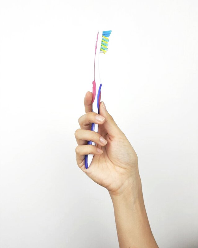 charlenerose3's tweet image. Keep your teeth healthy! 😁😆 #handmodel #handmodeling #toothbrush @danielhoffagency