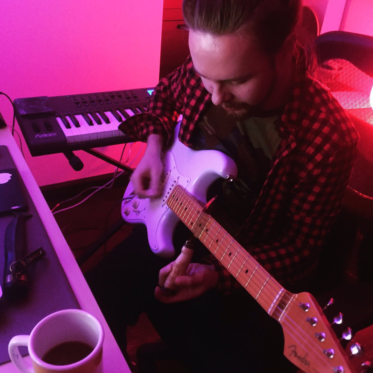 sidibe's tweet image. When you don't have a slide, use a knife. @nicostadi 😅🔪🎸 #continuecreating