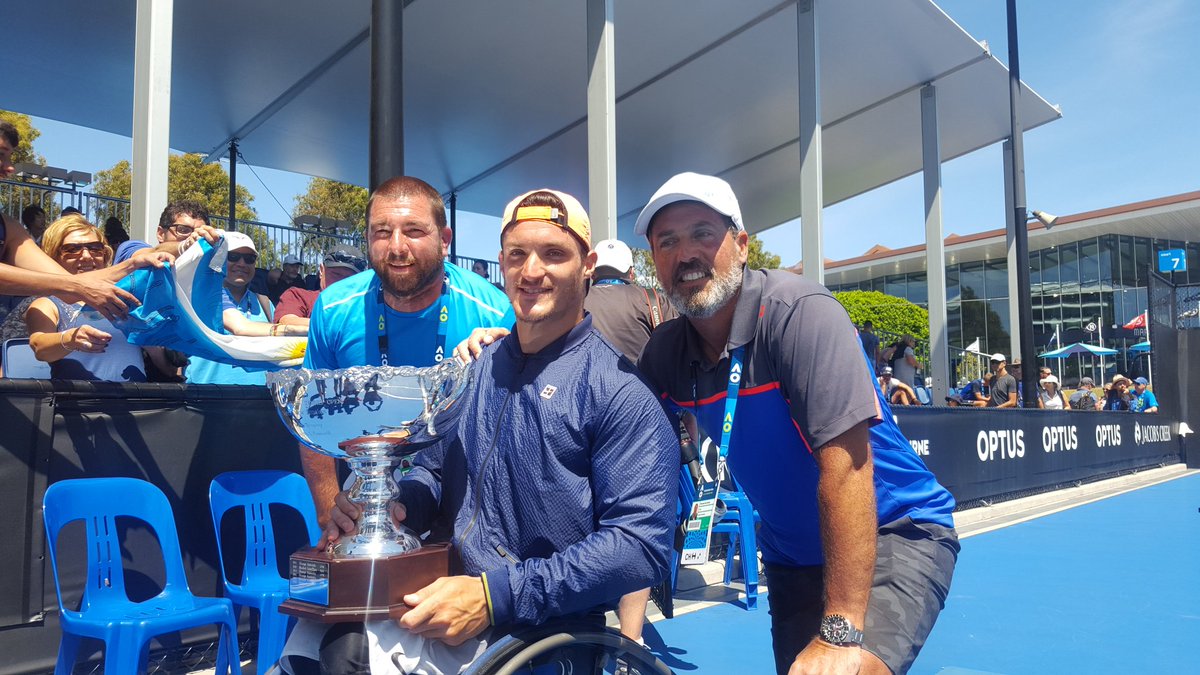 migsim's tweet photo. Brilla el trofeo del Abierto de Australia en poder del brillante Gustavo Fernández y su equipo. https://t.co/HXfdwBJpsT