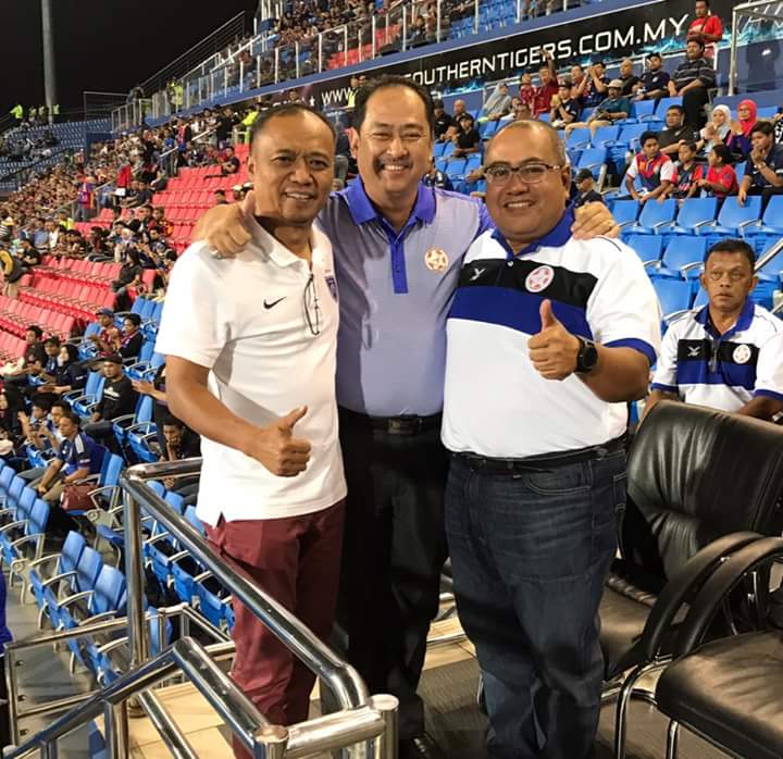 BuletinJohore's tweet photo. YB Adun Bukit Permai bersama pegawai Felda United malam tadi. Semangat kesukanan yang tinggi #ligasuper #jdtfel https://t.co/TM1D7SQNi9