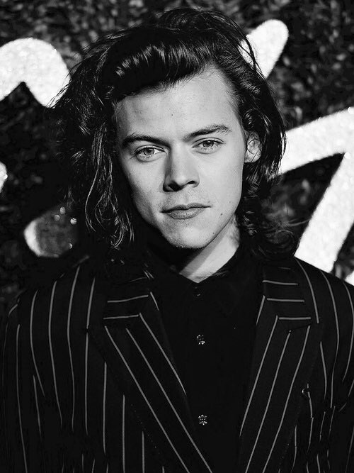 plusoflarry's tweet photo. @plusoflarry day 6: best red carpet pics 
de costas sim pq e fica tão lindo quanto https://t.co/nEWC7NOhU4