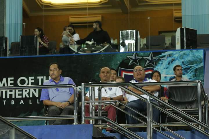 BuletinJohore's tweet photo. Pemilik JDT bersama keluarga & Presiden JDT #keluargadiraja mencemar duli ke Stadium Larkin malam tadi. #jdtfel https://t.co/Q9Btty5WUu
