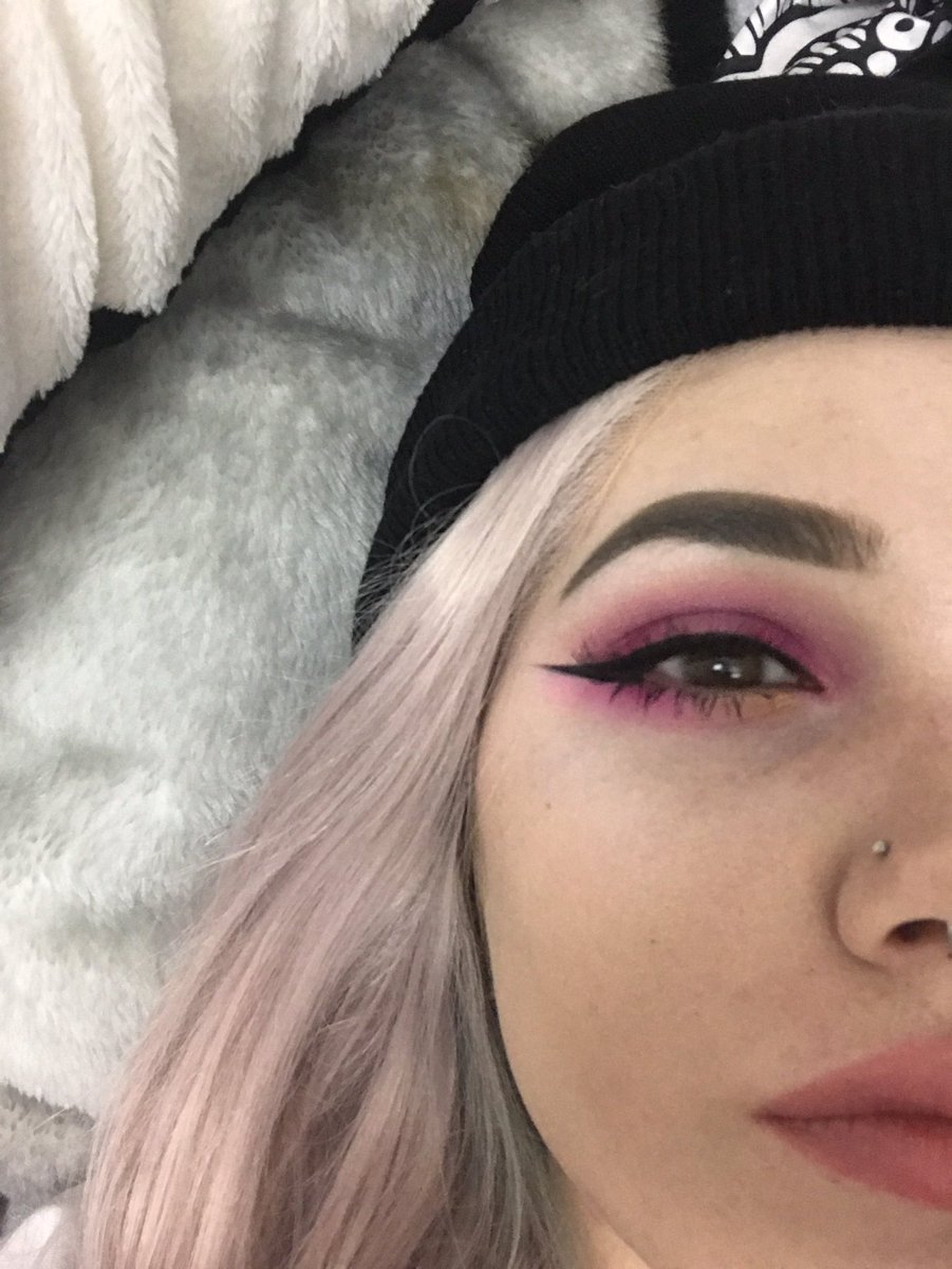 Billiedawnwebb's tweet image. Did my makeup today 🎀