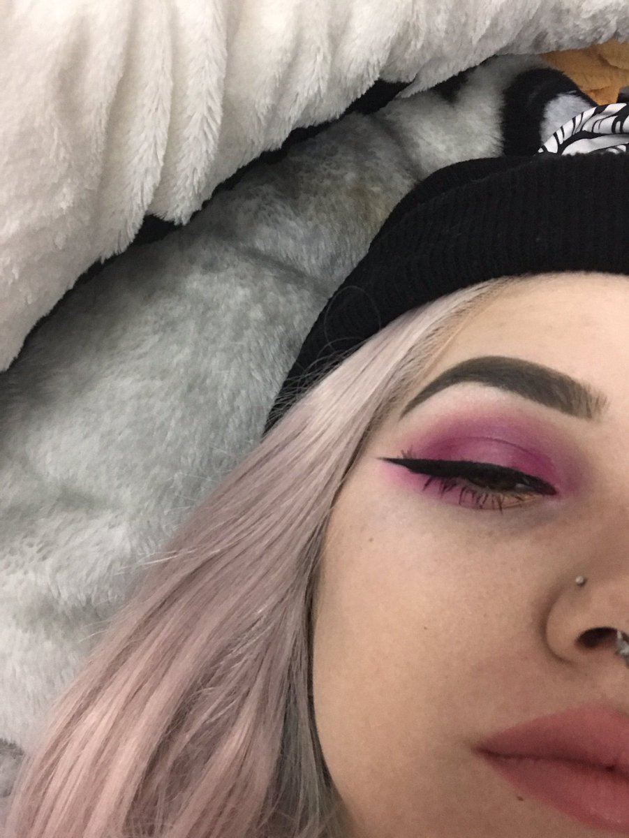 Billiedawnwebb's tweet image. Did my makeup today 🎀