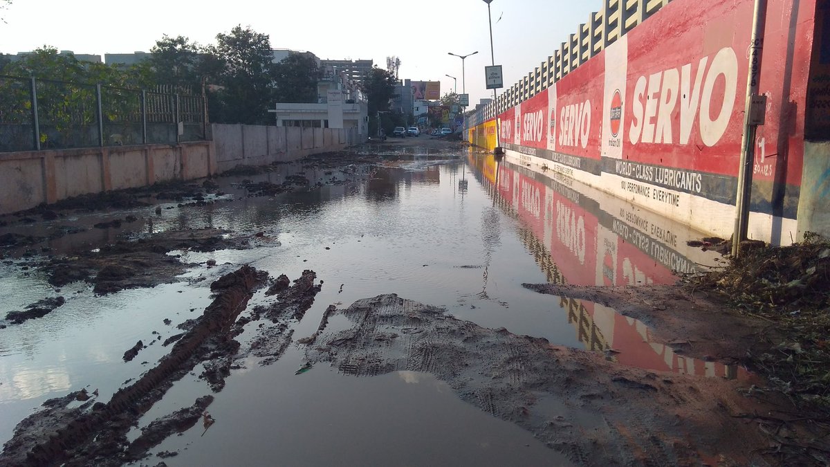 cyclewallah84's tweet image. Pic 1 - Street lights are doomed. 
Pic 2 - Same place in daylight.
@Footpath_India #Walkability is not enough, we need #Swimability as well