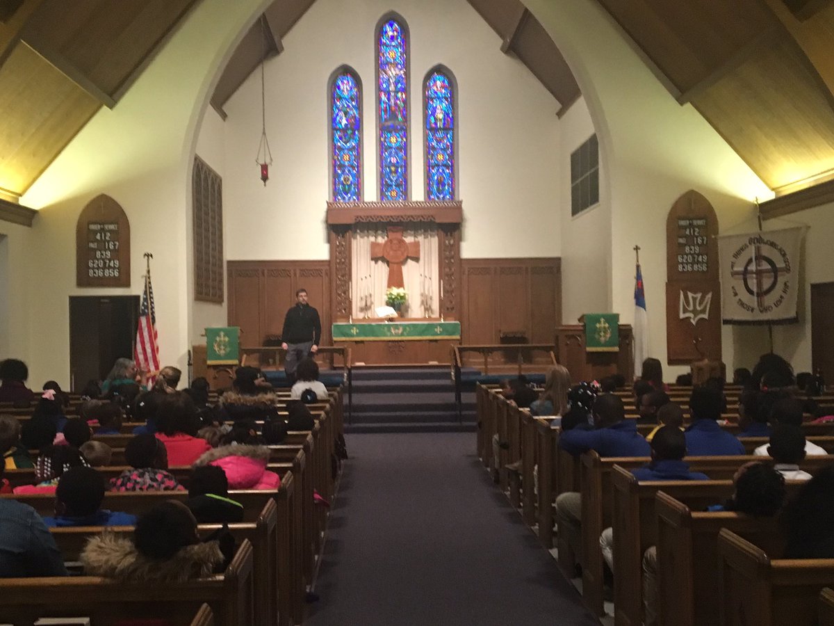 Kassy_Neiman's tweet photo. Closing chapel service to end an amazing Lutheran Schools Week! #NLSW2017 https://t.co/gskmNM7QMv