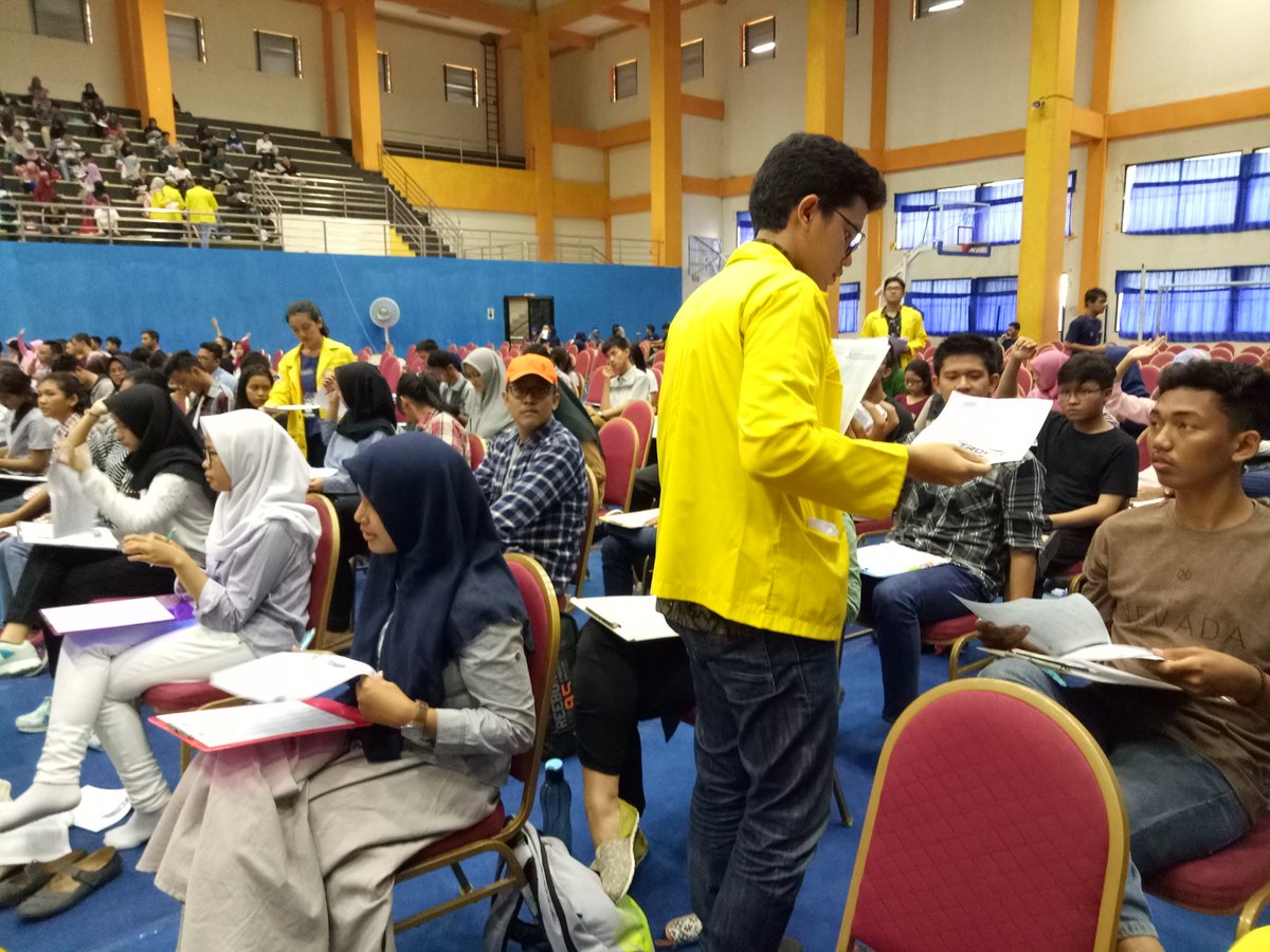 [LIVE REPORT]
Telah berlangsung pembagian soal dan ljk oleh Pengawas. Jangan lupa isi identitas dan cek kelengkapan soal kalian #BeTheBest