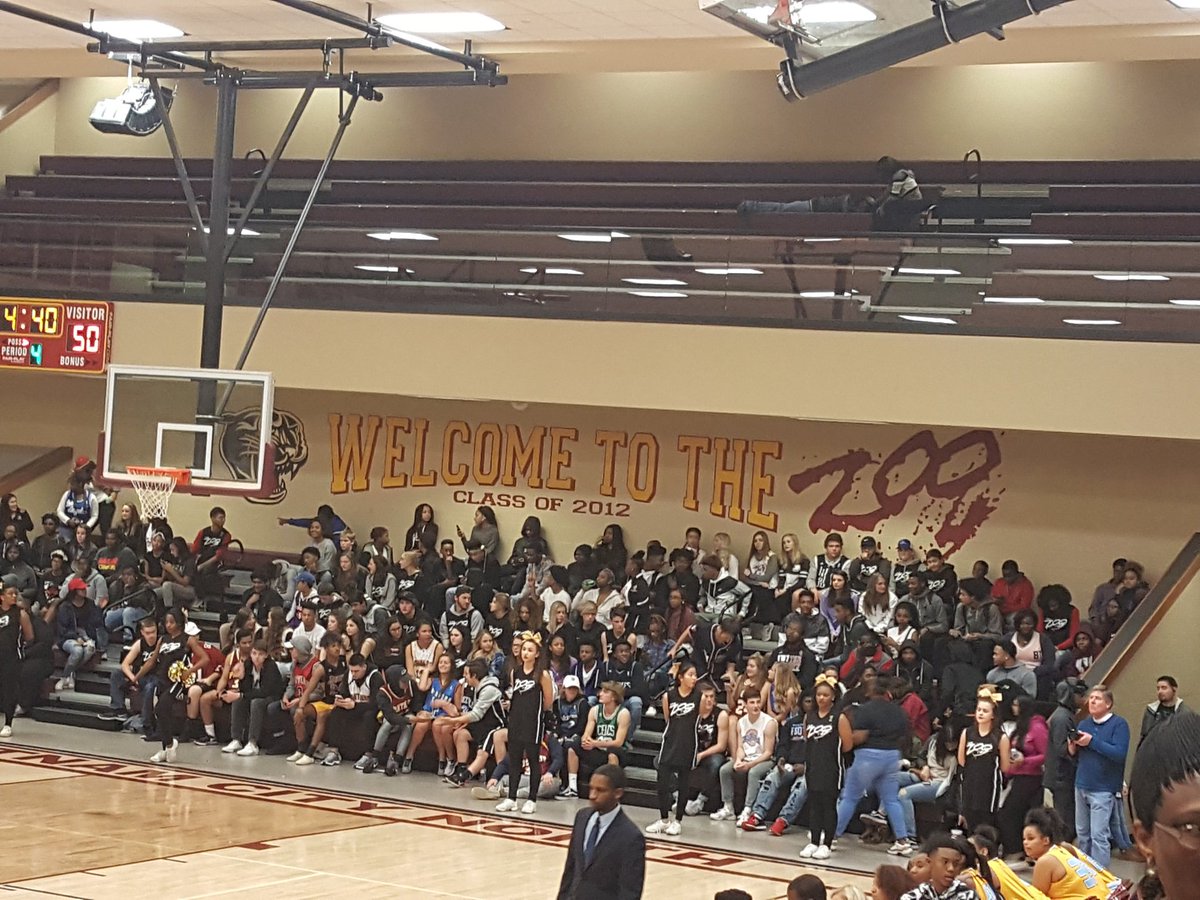 CDzPrez's tweet photo. PCN ZOO SUCKS!!! It's sad they don't cheer for their girls basketball team... no school spirit! https://t.co/ydlaydHydw
