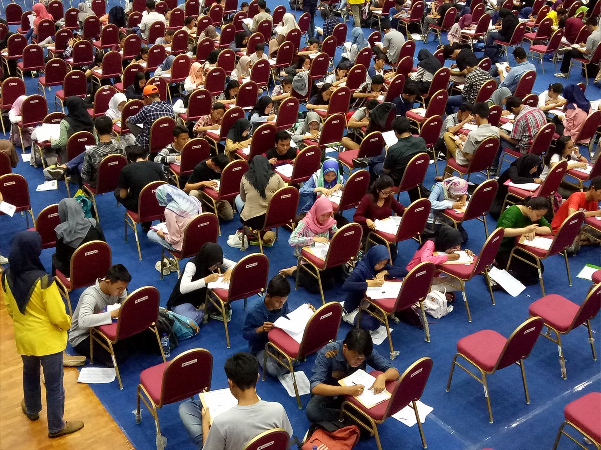 [LIVE REPORT]

Telah dimulai pengerjaan soal SAINTEK. Jangan lupa berdoa ya adek-adek:) #BeTheBest