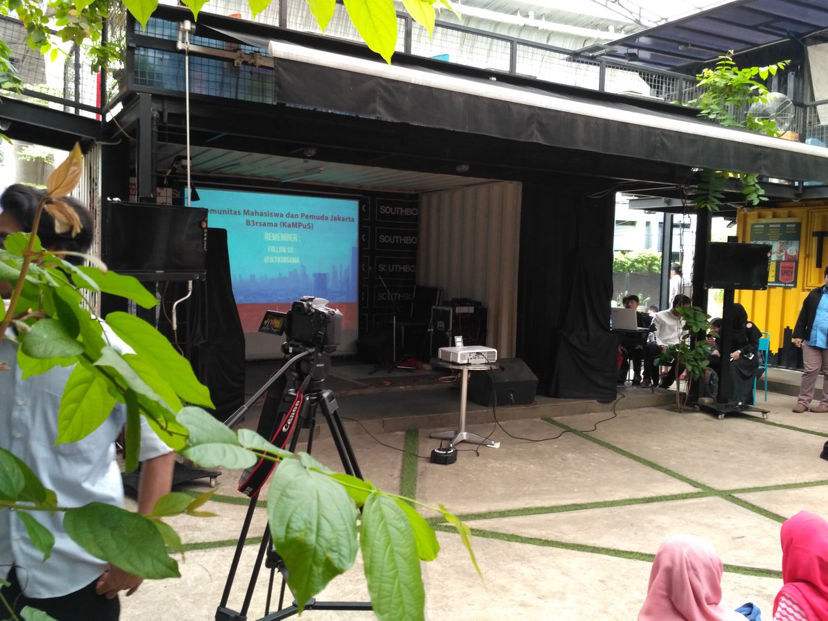 Nitia_tia's tweet photo. Ayo merapat #nobar Jakarta unfair @SOUTHBOXjkt https://t.co/39vkZ8o7Vh