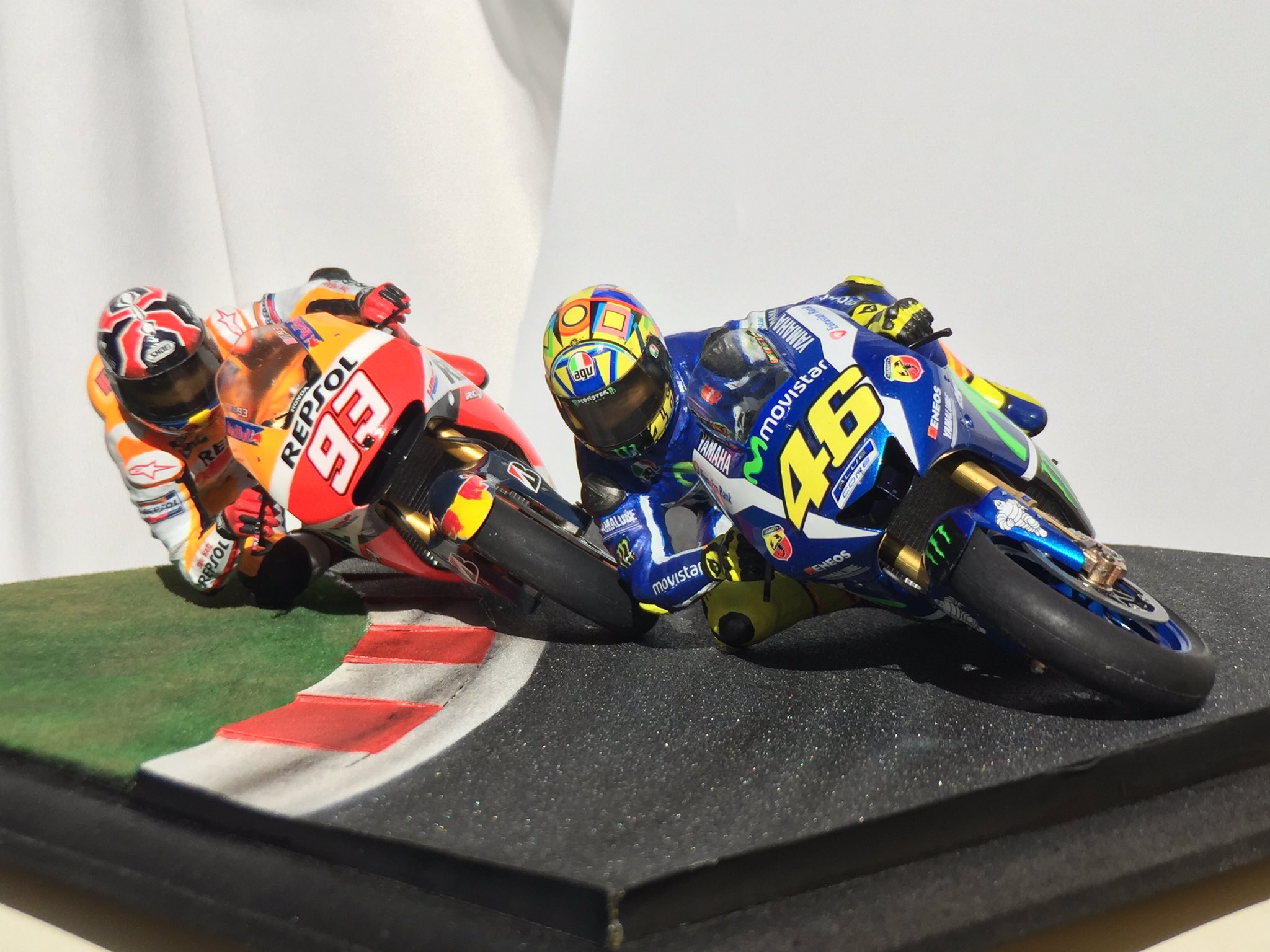 ねぎしま模型 はいっ 完成 1 12 16 ロッシvsマルケス 右タイトコーナー 自然光撮影してみました 発色やべえ ロッシ マルケス Motogp ジオラマ T Co h5pmmrql Twitter