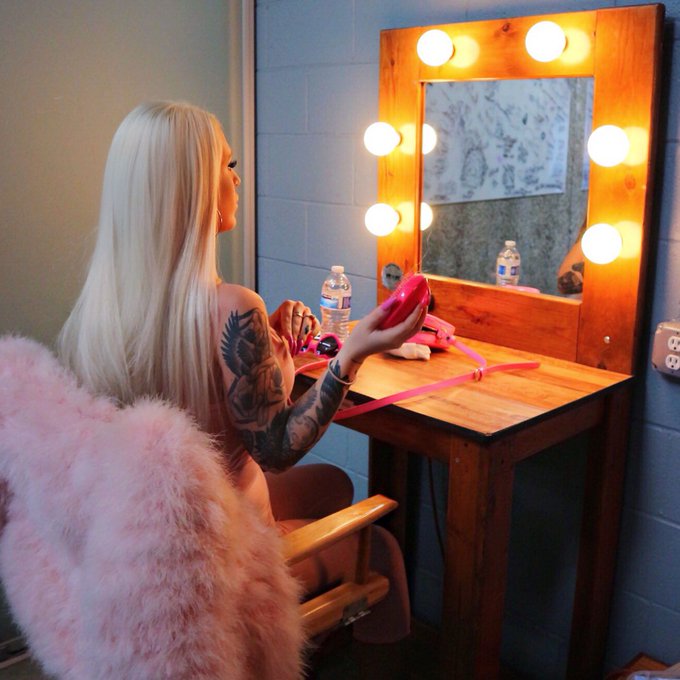 Behind the scenes from today's shoot - stay tuned ? https://t.co/sXzRCkpf38
