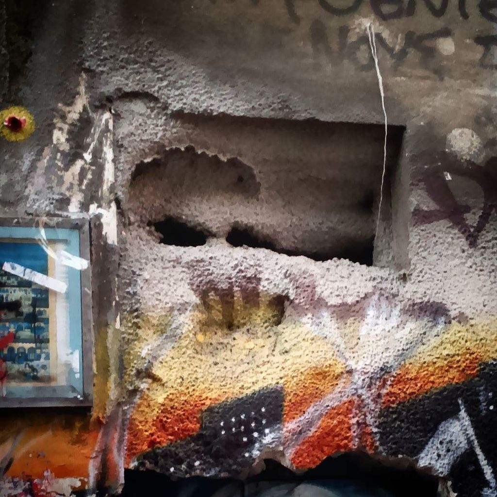 watermellon75's tweet photo. Silence of the slum #iseefaces #veocaras #iseefaceseverywhere #facesinplaces #facesinthing… https://t.co/uxs2rfbOhk https://t.co/SIj1M8yQMt
