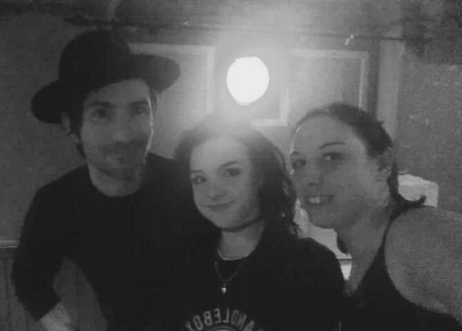 amandacaitlyn23's tweet photo. Met @AngellJeff of #staticland They were Awesome and he was super nice too! Made my daughters night! @CaitlynWalker18 https://t.co/xsvN98TrMx