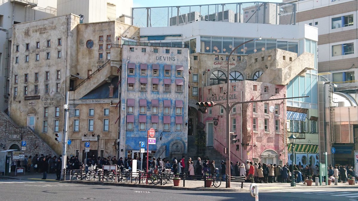 なおばぶ 犬じゃない Twitter પર 三宮なう キンコン西野氏の絵本 えんとつ町のペプル の展示をしているメディテラス 外まで大行列してます メディテラスに行列なんて見たことない キンコン西野 西野亮廣 えんとつ町のペプル 神戸 三宮 メディテラス