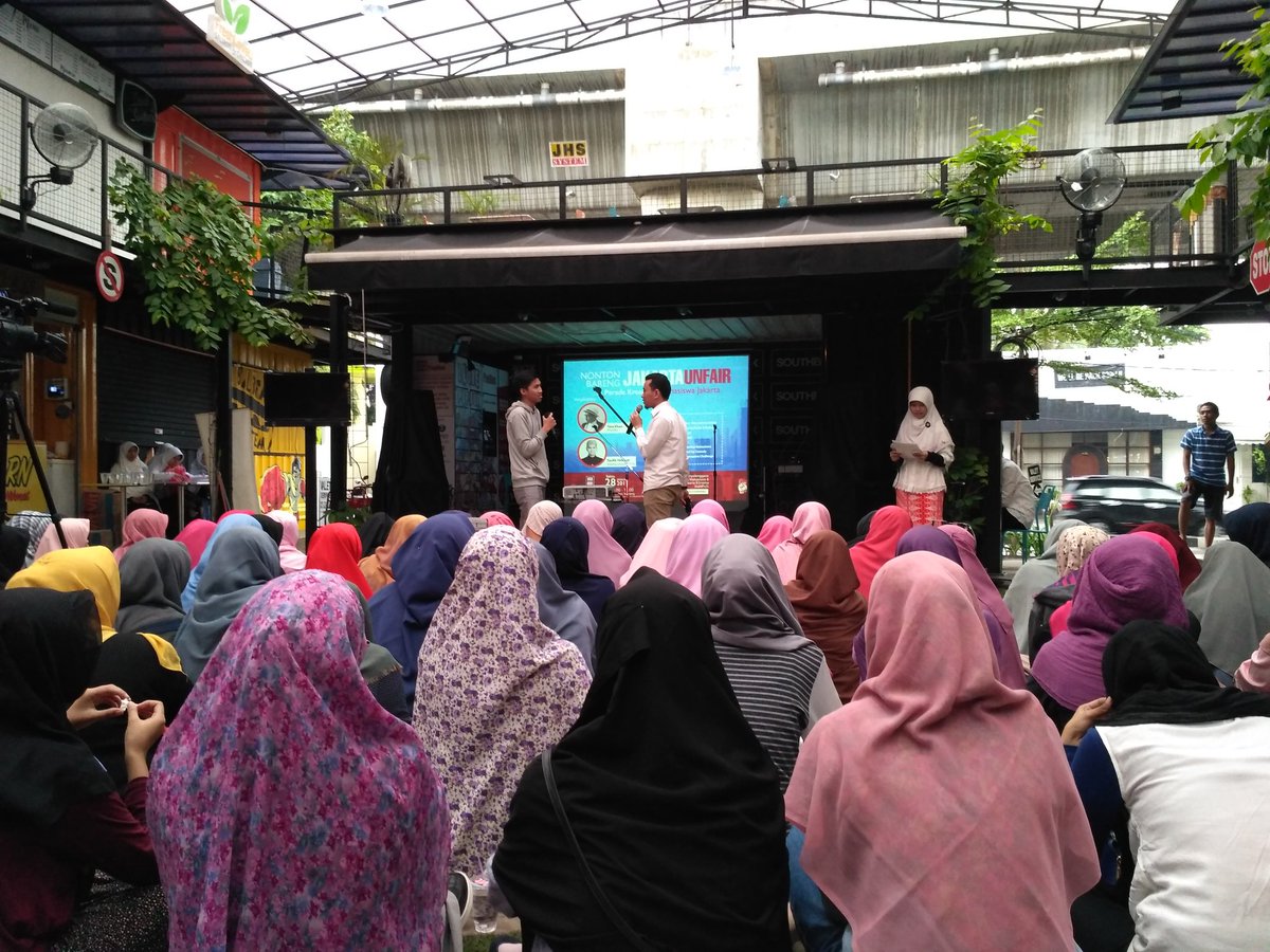 Nitia_tia's tweet photo. Aksi teaterikal mahasiswa.. @JktB3rsama #guepilihaniesandi https://t.co/BJG4xI9yn9
