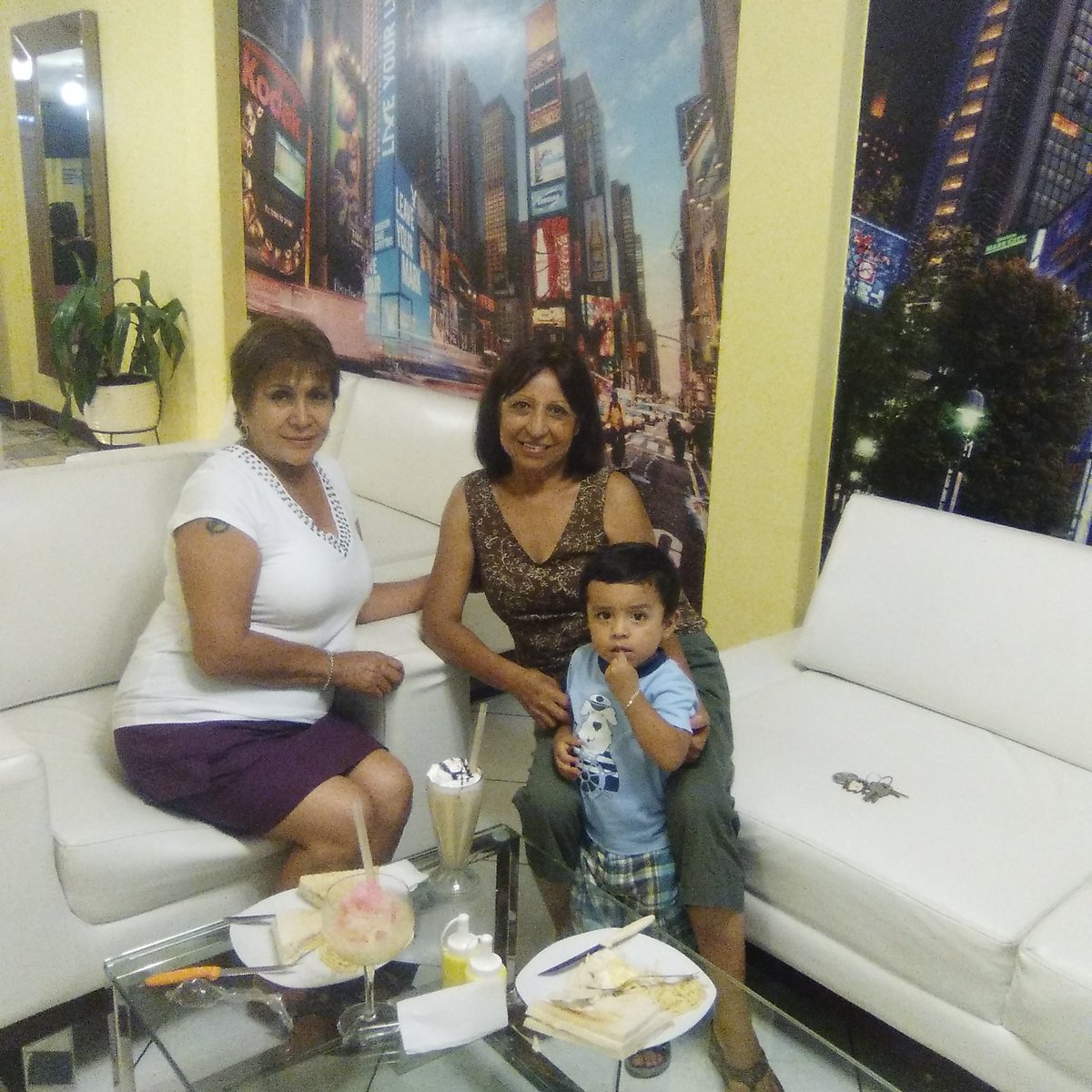 jamylew's tweet image. Con Elenita disfrutando un lindo momento y con la compañía de Liamcito en Café y Max Caprichitos amiga TKM