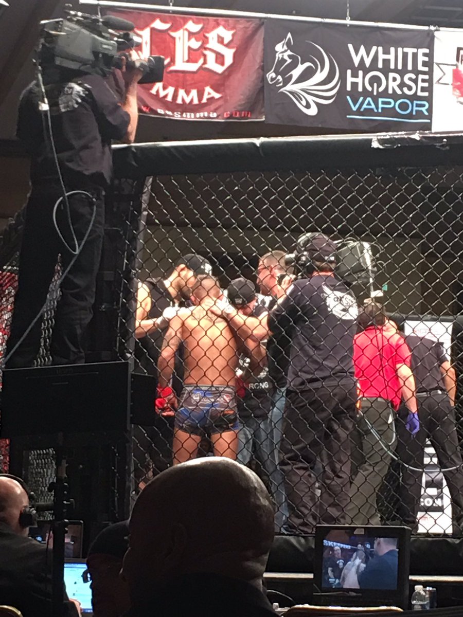 jaylafleur33's tweet photo. Kody Nodrby wins by #guillotine #submission #cesmma41 https://t.co/S6ibUaHM0o