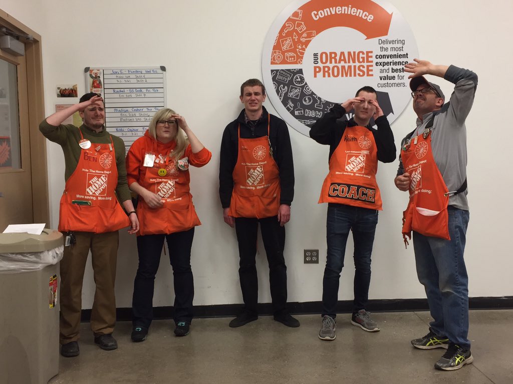 BenTenTHD's tweet photo. Photoshoot! Turn down the light! #FakePhoto #FakeLight #mwjan2017 #2761voa @troyer_paige @TrudellM https://t.co/BQeBpr1JHe