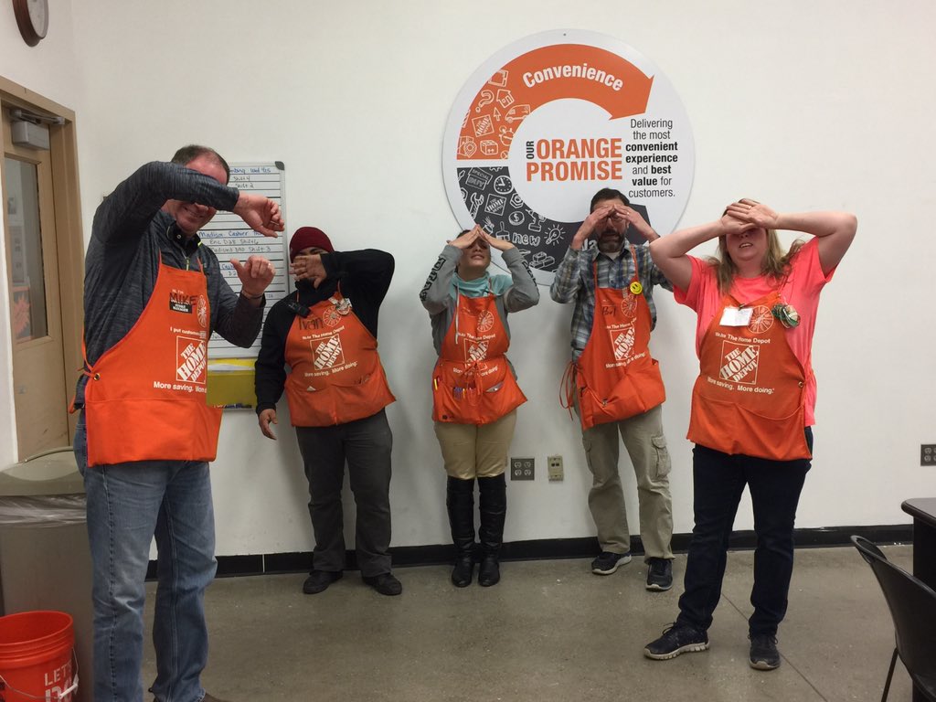 BenTenTHD's tweet photo. Photoshoot! Turn down the light! #FakePhoto #FakeLight #mwjan2017 #2761voa @troyer_paige @TrudellM https://t.co/BQeBpr1JHe