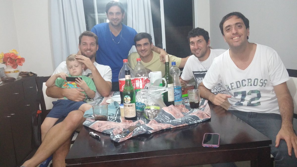 guillegilli's tweet photo. A si estamos, viernes por la noche @pachimbo @santugomez22 @NicoSpazio #Chano https://t.co/DzorHC8c7b