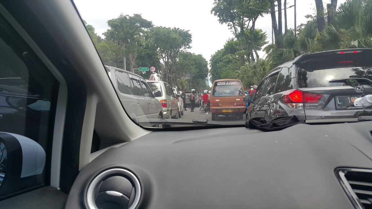 sweet_arie's tweet photo. @e100ss Raya darmo macet karena dipadati mobil parkir acara di masjid al falah https://t.co/LUS42lJWeA