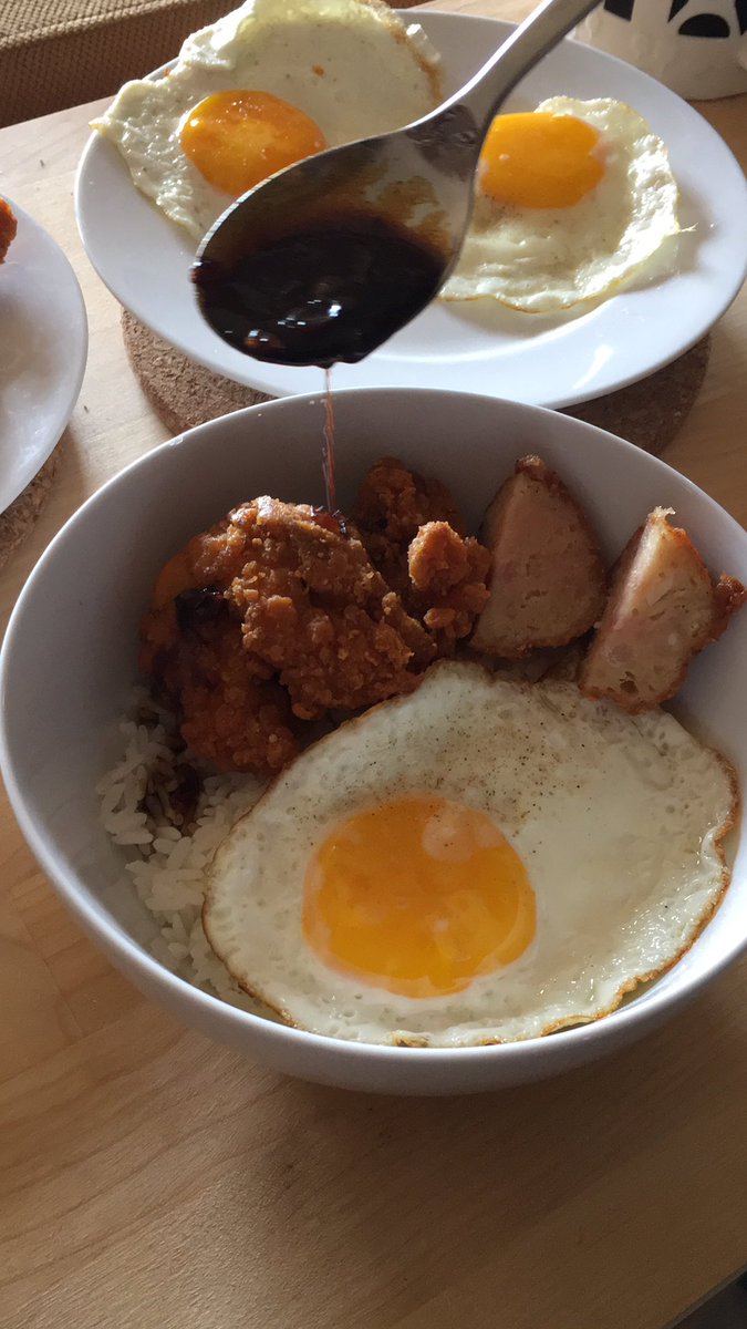 jonathanend's tweet photo. Berhubung kulkas adanya telor, ayam, dan bakso babi, ditambah saus lada hitam maka jadilah begini. #CookingSaturday https://t.co/y87U7Ypg37