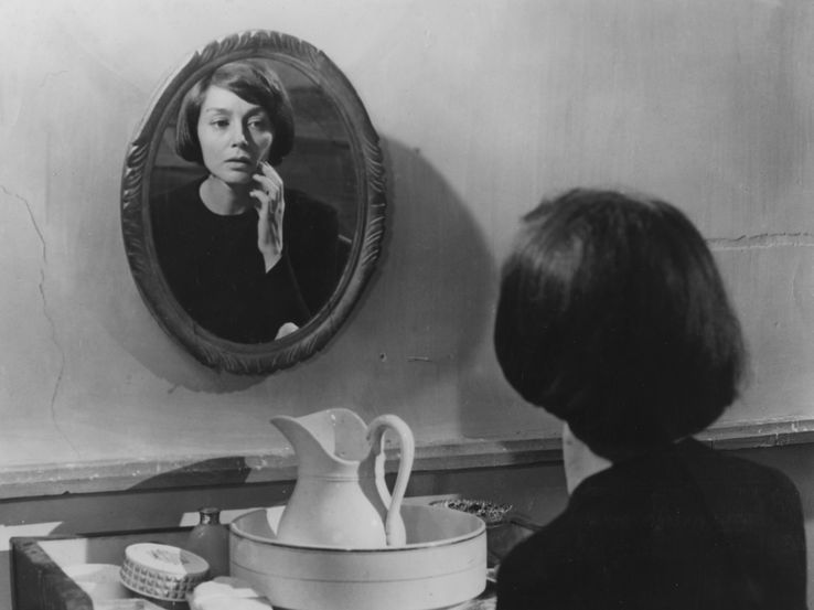 franceculture's tweet photo. En 1973, la comédienne Emmanuelle Riva, qui vient de mourir à l'âge de 89 ans, lisait 2 textes de Virginia Woolf https://t.co/jmppEqo5OZ https://t.co/VZ9CjqCsQU