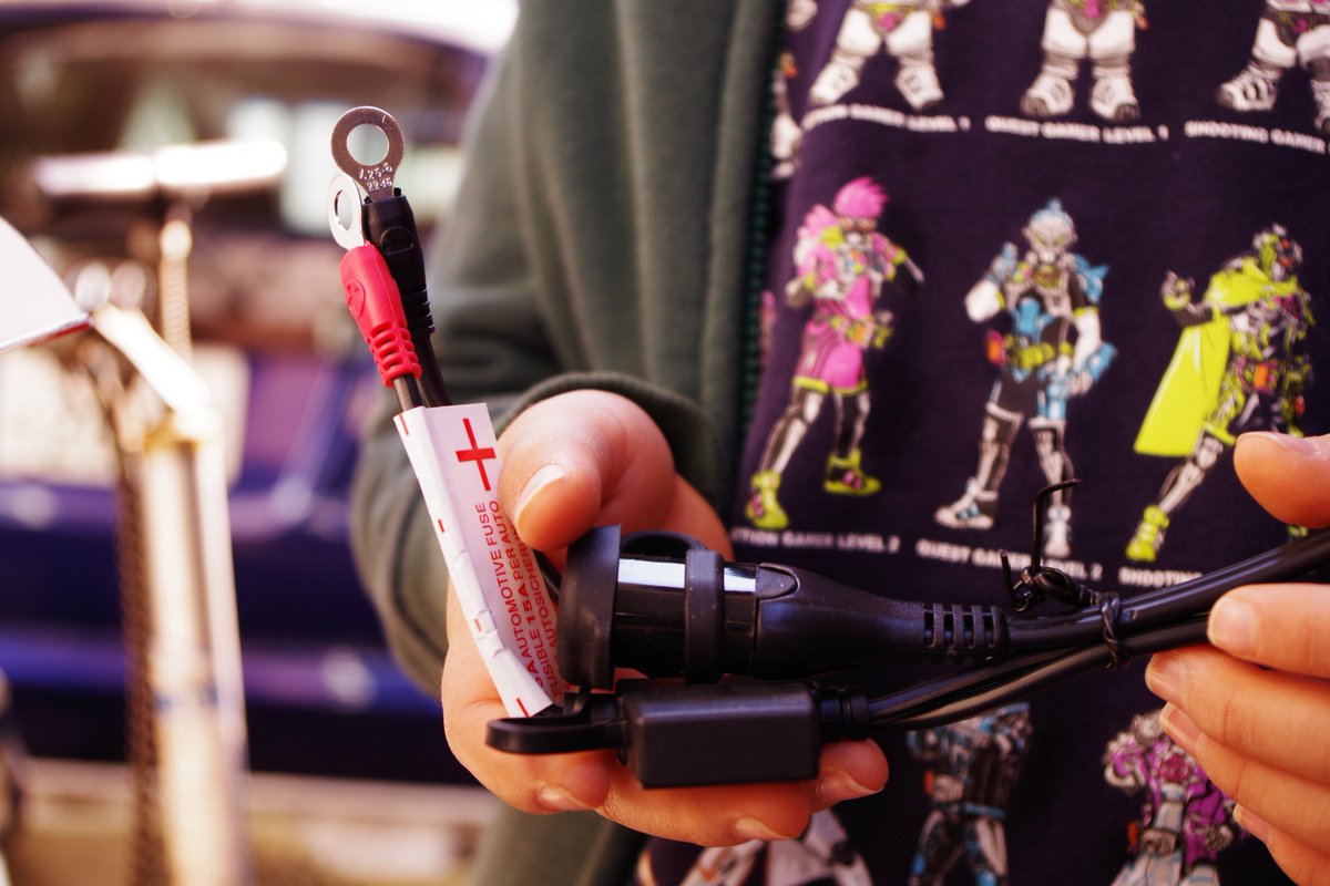 ケイコ على تويتر 本日のメンテ ２ 付属の車両ケーブルをバッテリー端子に接続し ケーブルをアクセスしやすい場所へ引っ張っておけば バッテリーを車体につけたまま気軽に充電できる というので まずはケーブル取付 しかしシート下狭っ Yamaha Mt07