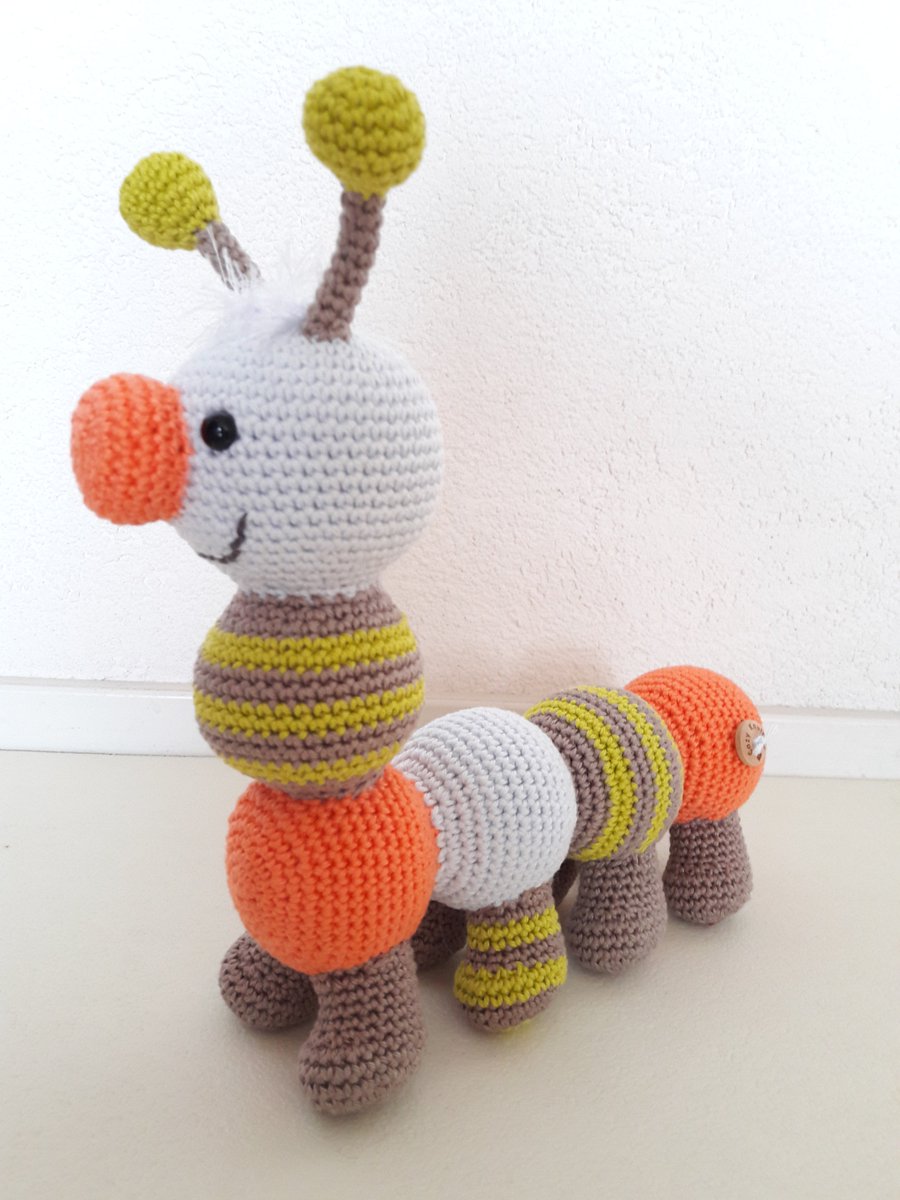 ChristianneLB's tweet photo. Nieuw op Cozy Knuffels: rups Roos! https://t.co/FrJOOpBZyu #zwanger #kinderen #haken #handgemaakt #crochet #baby https://t.co/r3F5ABJ715