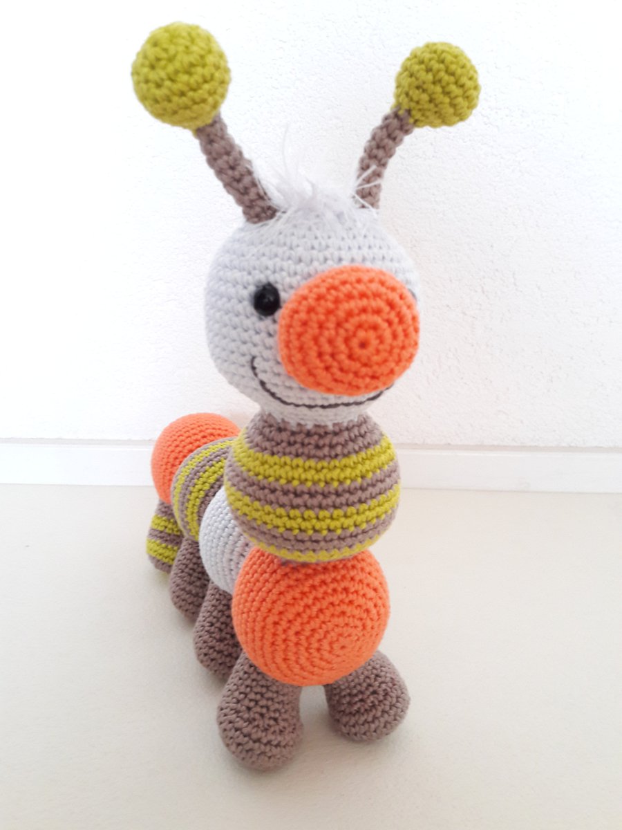 ChristianneLB's tweet photo. Nieuw op Cozy Knuffels: rups Roos! https://t.co/FrJOOpBZyu #zwanger #kinderen #haken #handgemaakt #crochet #baby https://t.co/r3F5ABJ715