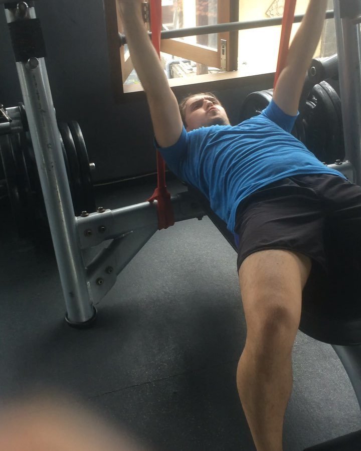 JulienPersonalT's tweet photo. #benchpress time for Athelstan, who is preparing his come back for #Vikings โต๏ธ. One #barebell 2๏ธโฃ #elasticband and โฆ https://t.co/zcr589AgGs