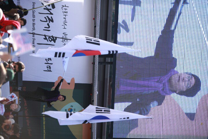 오늘 집회의 젊은 사회자.

아마 최근에 일베에서 
뜨고 있는 분일게다.

처음으로 이렇게 큰 집회에서
사회를 보는것 같던데

대단한 재목을 
발굴한것 같다.

앞으로 그의 성장에
기대가... 크다.