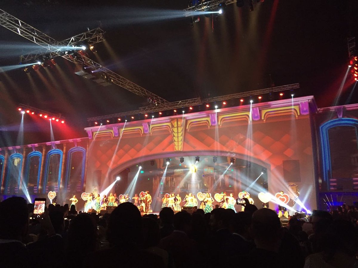 HELLOmagIndia's tweet photo. The stage was set last night for the nuptials of @pinkyreddy22 's son, Keshav
#Hyderabad #HELLOwedding #PinkyReddy #KeshavReddy https://t.co/aqwxKUHj0c