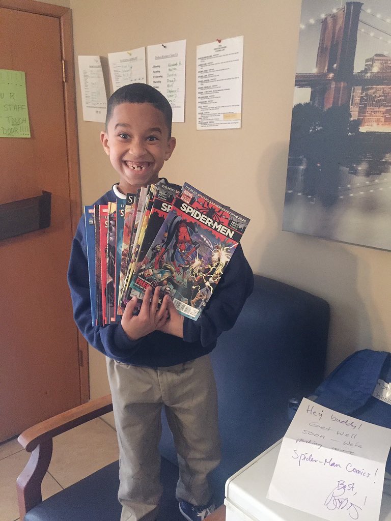 AzComicsEs's tweet photo. Gracias @BRIANMBENDIS Thanks, it was a very nice gesture. https://t.co/IbXH54EgBX