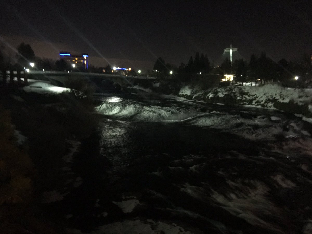 doc13024's tweet image. A cold winter's night along the Spokane river. #winterisunderrated