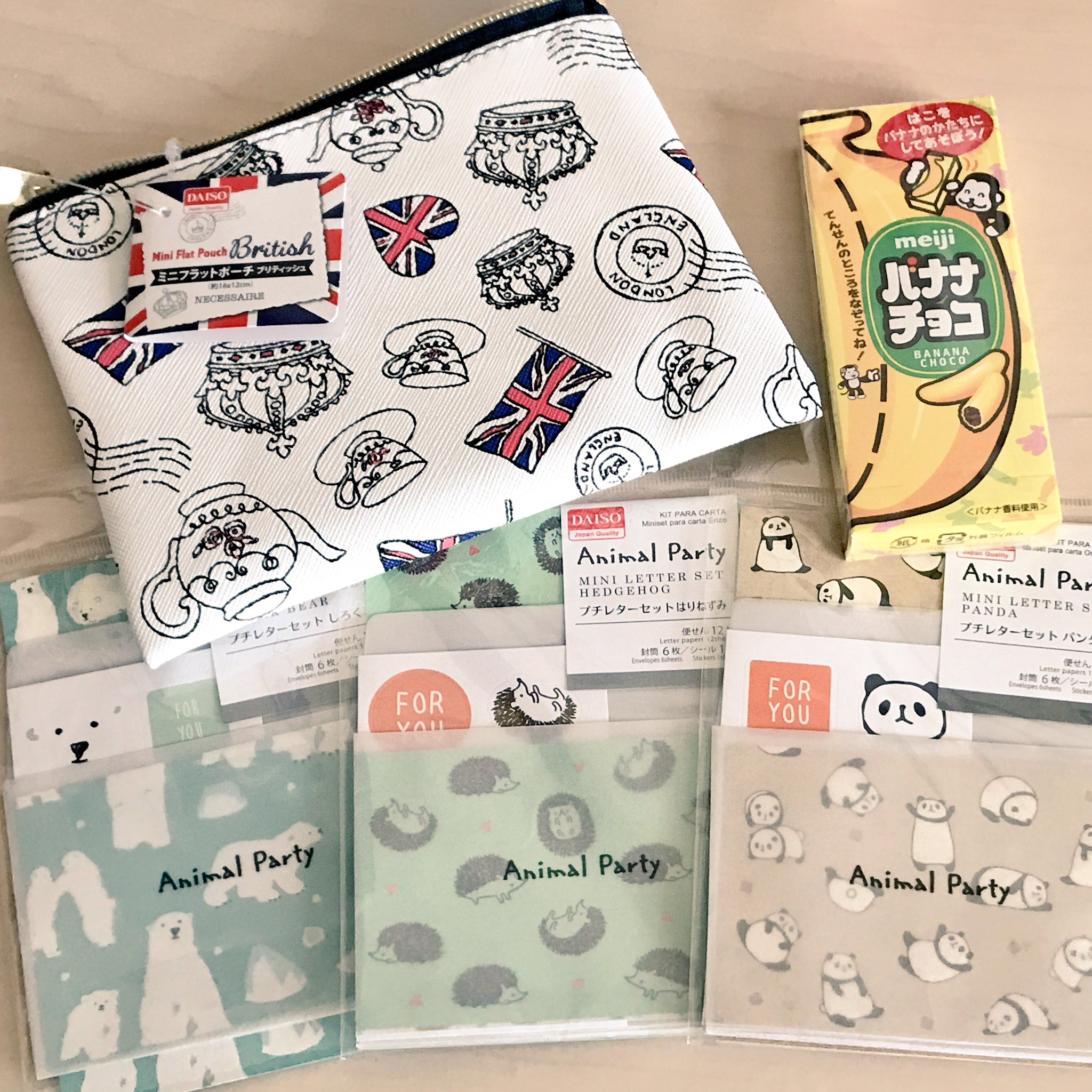 なこ Twitterren ダイソーのフェイスブラシがかなりいい仕事すると聞いて買いに行ったら めっちゃかわいいポーチとすてきなレターセット を見つけた 封筒がトレペ仕様で透けててかわいい 今の100均すごすぎる あとバナナチョコも置いてあった これすごくおいしい でも