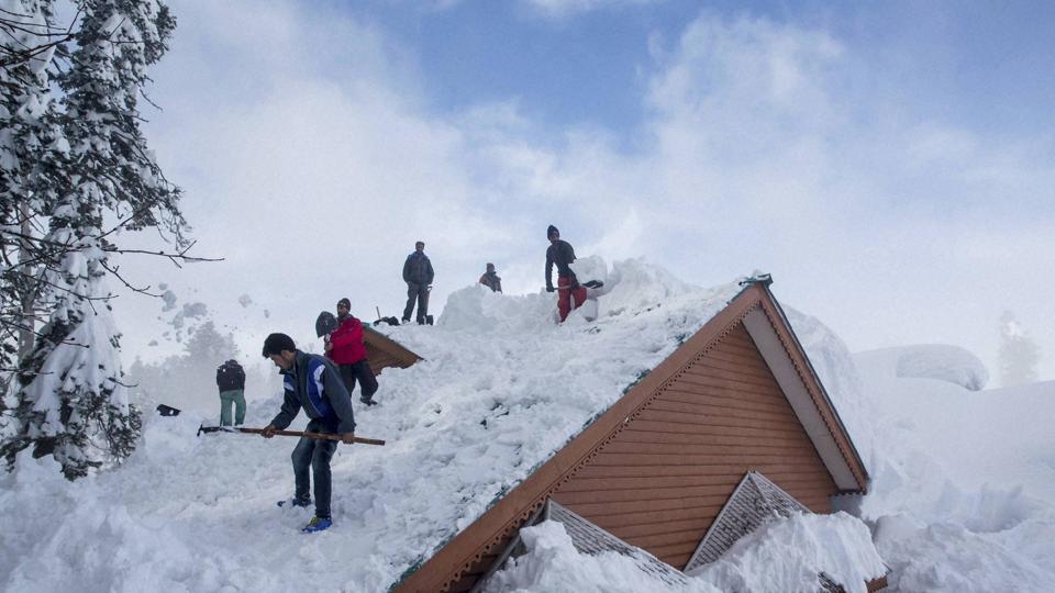 PriyaC_adv's tweet photo. Kashmir shivers in sub-zero temperatures, avalanche alert for Valley and Ladakh via @htTweets https://t.co/yGKrRclphh https://t.co/NKF3xLYWyZ