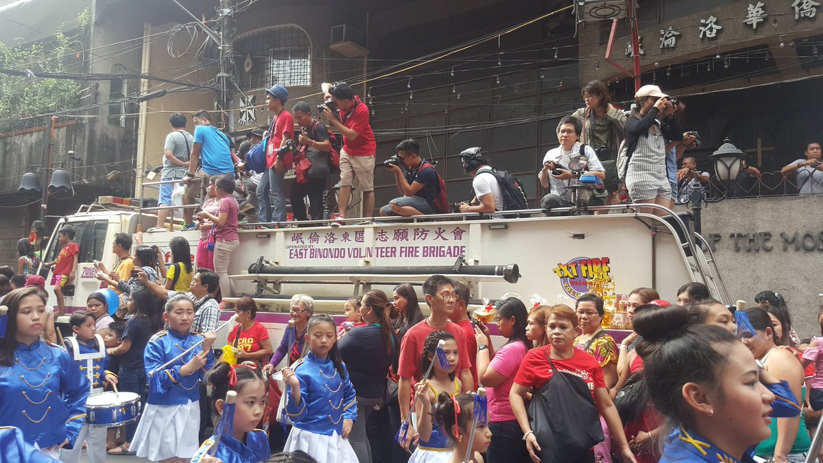 iamjdcastro's tweet photo. Mga photographer kanya-kanyang pitik sa pagikot ng parada sa binondo! Kung Hei Fat Choi! https://t.co/NOrB8j3Kgk