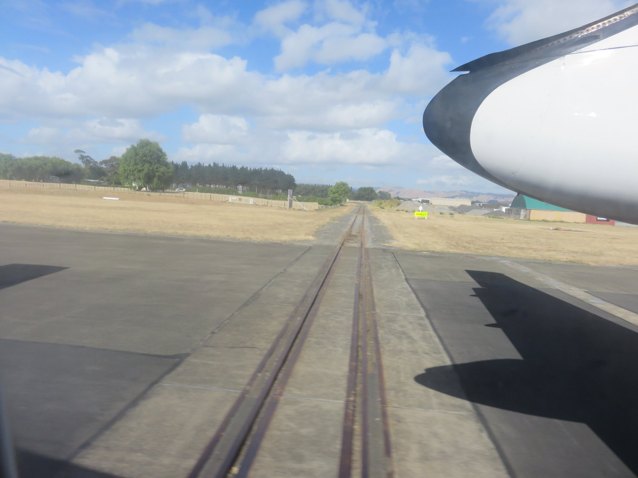 Kai881 No Twitter ニュージーランドはギズボーン Gisborne にあるイカれた空港を紹介しましょう 海側からの着陸時の写真を連続で御覧ください 最後の1枚に注目 なんと線路が滑走路を横切っています ギズボーン空港は世界でたった2箇所だけ存在する滑走路と