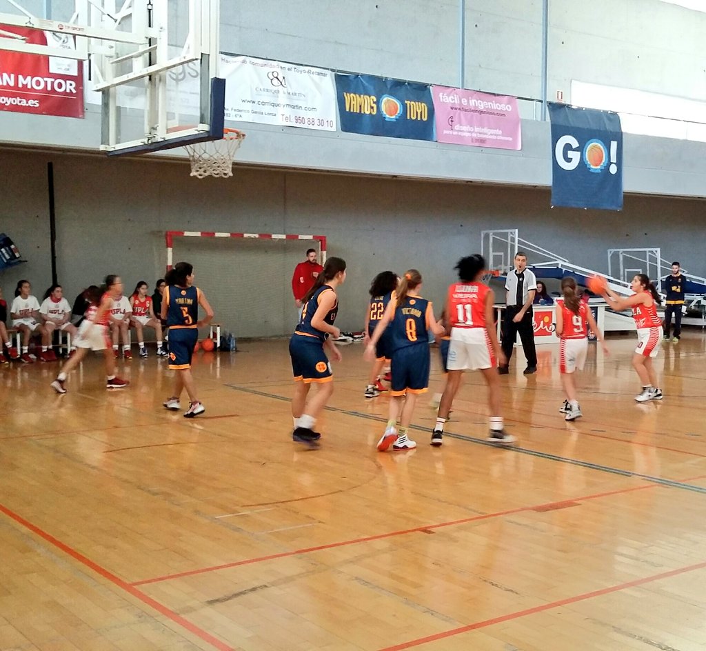 cb_upla's tweet photo. Turno ahora para #miniWhite fem. Nuestras chicas del @cb_upla lo dan todo en la pista!!!! Bravo campeonas https://t.co/CXH9GXsGfi