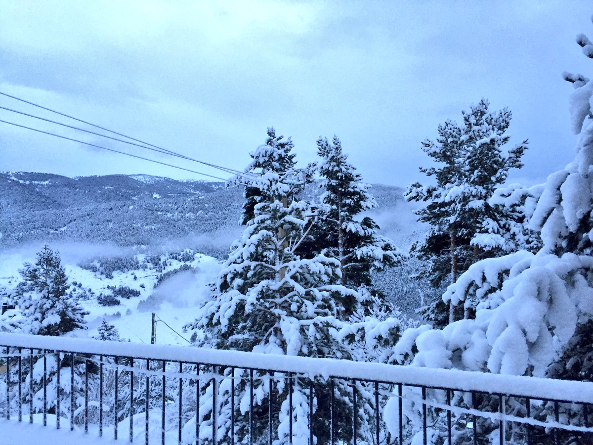 alexmegapc's tweet photo. Bon dia!! Llevar-se amb un #paqueton que no saps com treuràs el cotxe! -1 a 1600m #cerdanya #molina #meteo #324eltemps @SnowLaMolina https://t.co/WUYco3OxSF