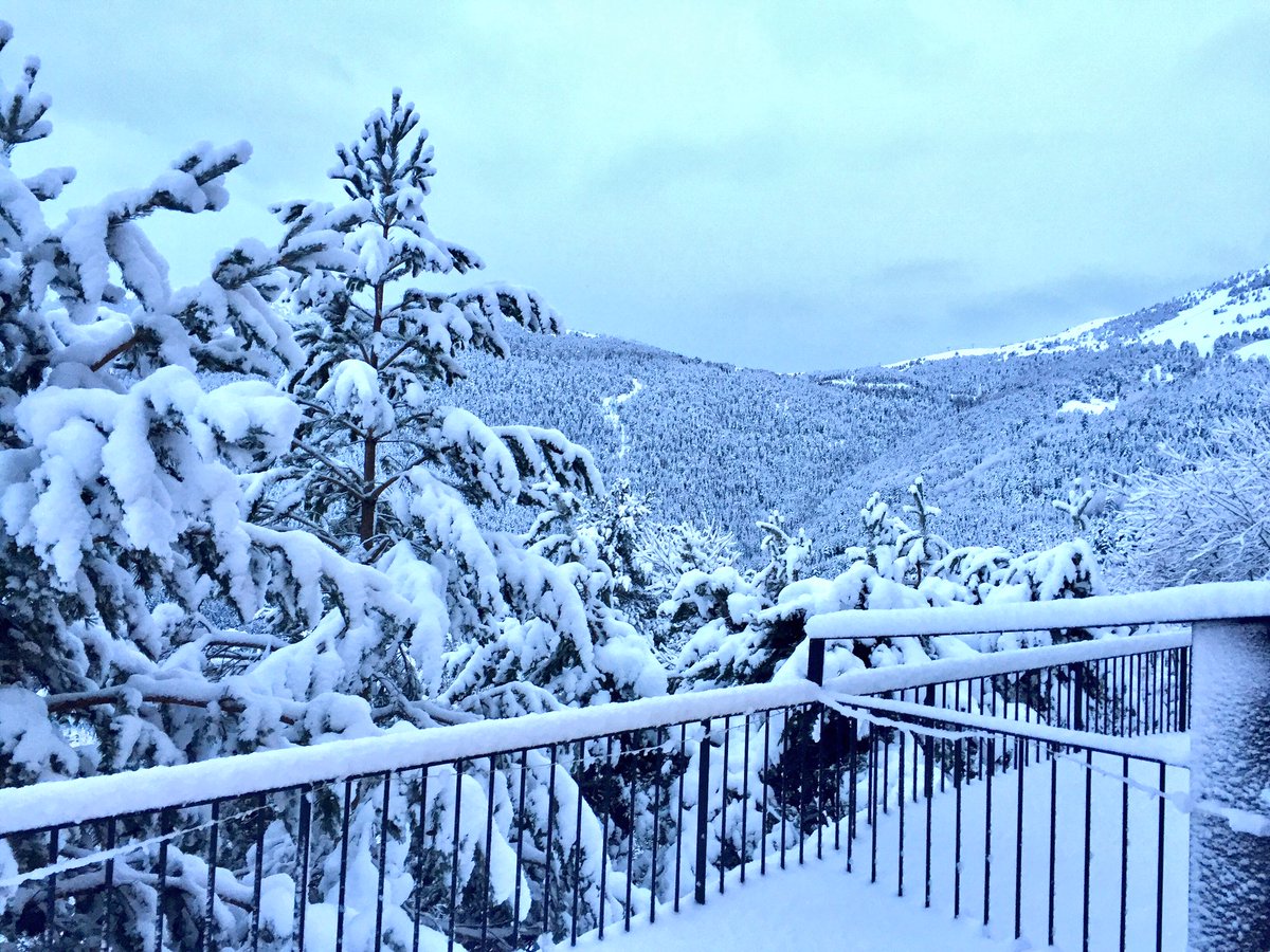 alexmegapc's tweet photo. Bon dia!! Llevar-se amb un #paqueton que no saps com treuràs el cotxe! -1 a 1600m #cerdanya #molina #meteo #324eltemps @SnowLaMolina https://t.co/WUYco3OxSF