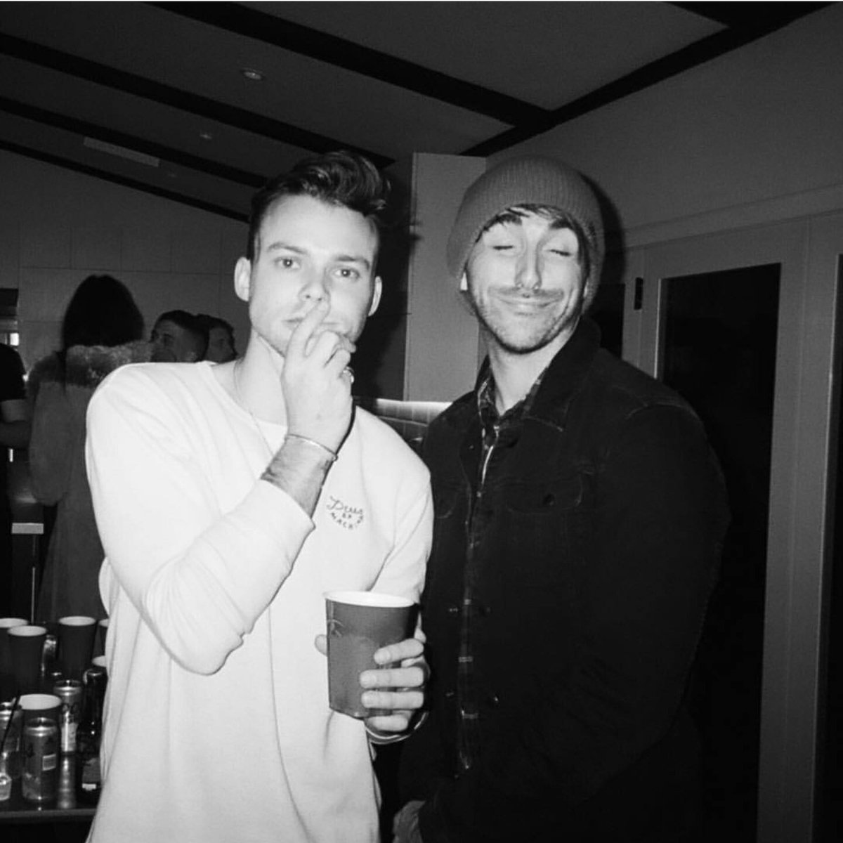 CelebMix5SOS's tweet photo. Ashton and @AlexAllTimeLow at Calum's 21st birthday party https://t.co/MaFKxiNZxu