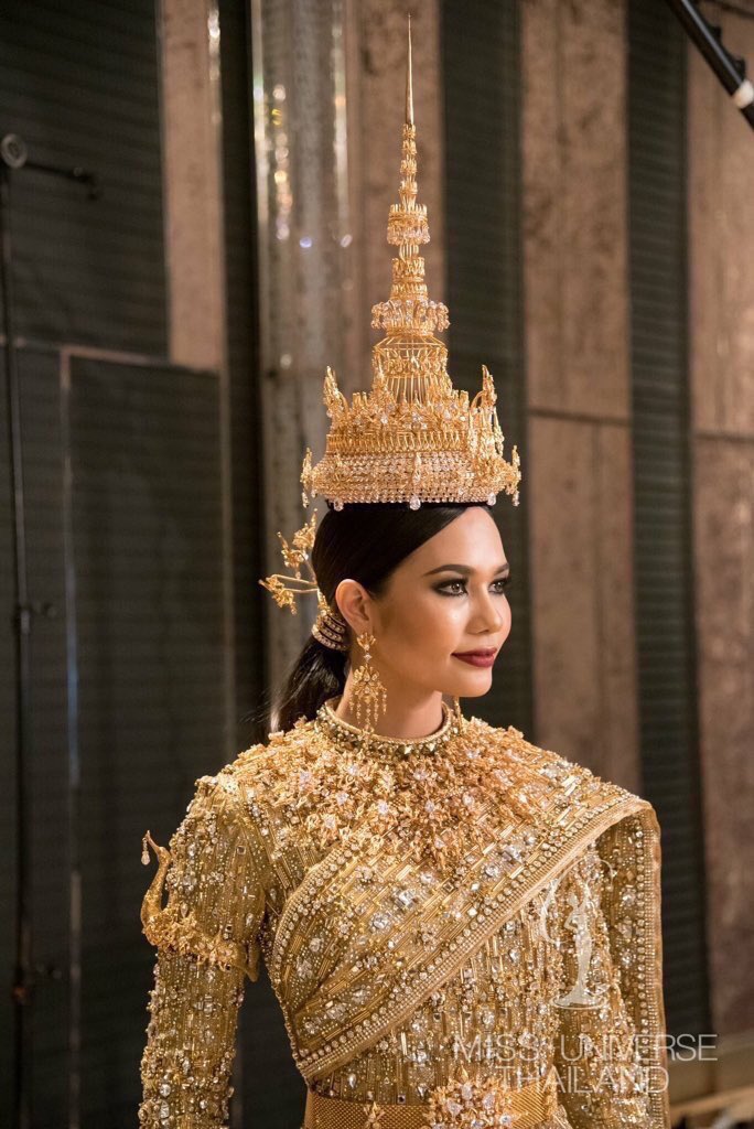 Nan_Pat's tweet photo. ชอบ 'สุพรรณหงส์ทรงพู่ห้อย' ที่แขนมากๆ งามหมดจด #MissUniverse #Thailand https://t.co/IWfbIpH181