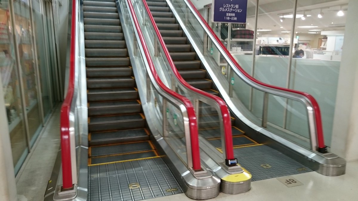 じゃがいも Twitterissa 名古屋名物 古いエスカレーター このタイプの東芝は日本に3機しかないらしいという激レアなモノ Escal Aireというランディングプレートのotisもなかなか珍しいのでは 撮影はどちらも名駅の名鉄百貨店ですが ここも数年以内には再開発で