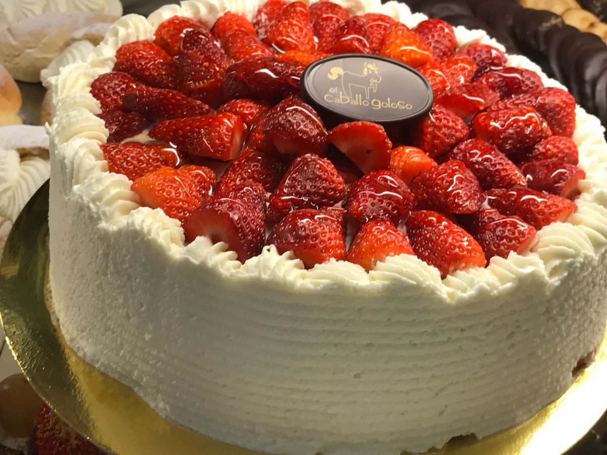 ElCaballoGoloso's tweet photo. Celebramos que hoy es hoy con una #tarta de fresas con nata montada? 😱😱😍😍😋😋😋😋👌👌#Pastelería #Repostería #gourmet #GastroMadrid https://t.co/esZQzWUrGM