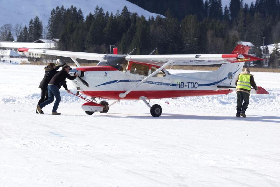 laliberte's tweet photo. Les #avions font le spectacle sur le lac Noir #Singine #reportage #photos https://t.co/VT99HBbknQ https://t.co/k6pHBLl4TI
