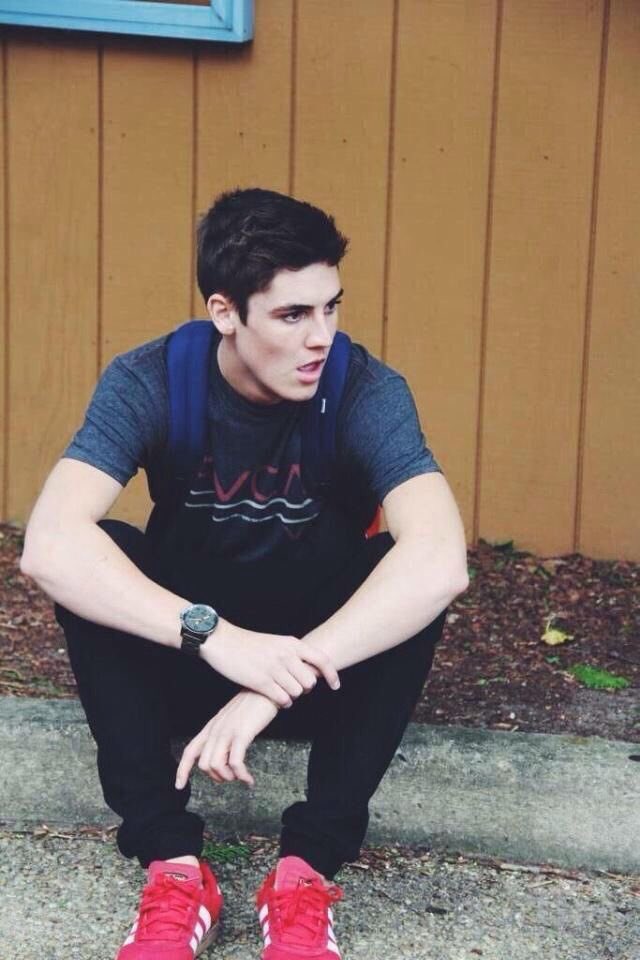LiamHFV's tweet photo. [sits on the sidewalk just looking around just because I'm really excited and impatient about the trip] https://t.co/lzYqsMFSuQ