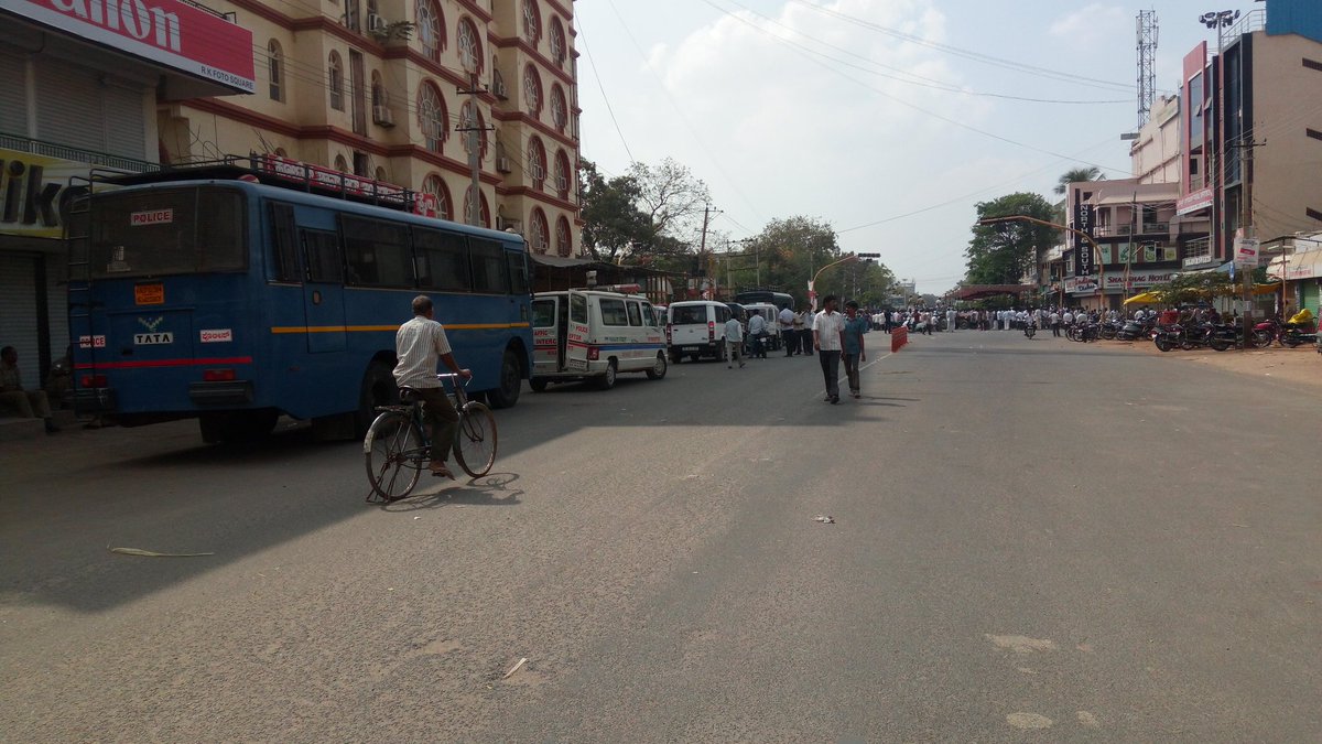 sumukhkadekar's tweet image. Farmers protest for the release of water from Tungabhadra dam into canals in Hospet
#observethis16 #printpods